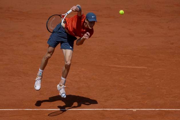 2024 French Open - Day 13 Jannik Sinner is serving against Carlos Alcaraz at the Roland Garros Grand Slam Tournament in Paris, France, on June 7, 2024. Paris Italy  Copyright: xRobertxSzaniszlox originalFilename:szaniszlo-notitle240607_npjWU.jpg