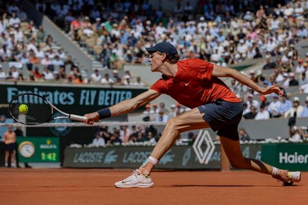 2024 French Open - Day 13 Jannik Sinner is returning the ball against Carlos Alcaraz at the Roland Garros Grand Slam Tournament in Paris, France, on June 7, 2024. Paris Italy  Copyright: xRobertxSzaniszlox originalFilename:szaniszlo-notitle240607_npo0f.jpg