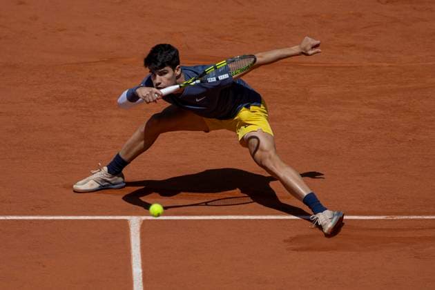 2024 French Open - Day 13 Carlos Alcaraz is returning the ball against Jannik Sinner at the Roland Garros Grand Slam Tournament in Paris, France, on June 7, 2024. Paris Italy  Copyright: xRobertxSzaniszlox originalFilename:szaniszlo-notitle240607_npOne.jpg