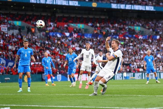 England gegen Island 07. Juni 2024, London Internationales Freundschaftsspiel Fußball England gegen Island Harry Kane (England) schießt aus kurzer Distanz vorbei Foto Jacques Feeney Abseits London UK  Copyright: xJacquesxFeeneyx xOffsidexOffside