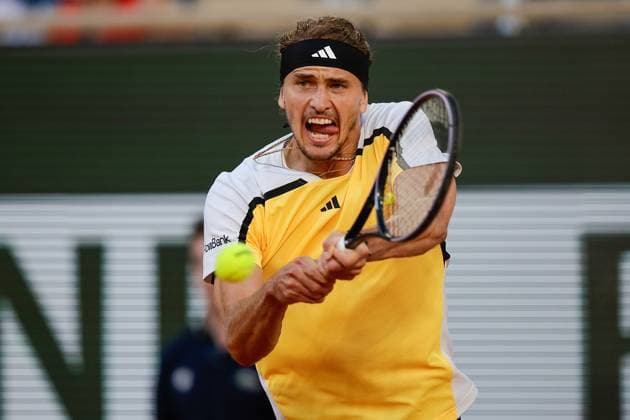 07 06 2024, Tennis, French Open 2024 Roland Garros, FRA, Paris, Men™s Singles Court Philippe Chatrier SEMIFINALS Casper Ruud Norway Alexander Zverev Germany Picture from left , Alexander Zverev Germany plays a backhand Copyright: HMBxMedia AntonioxBorga