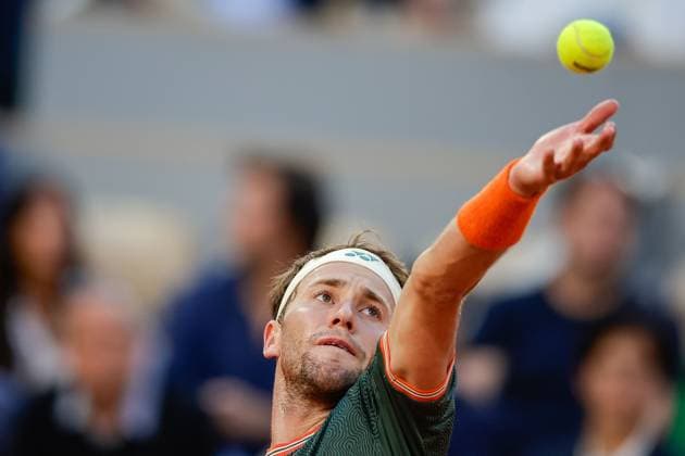 07 06 2024, Tennis, French Open 2024 Roland Garros, FRA, Paris, Men™s Singles Court Philippe Chatrier SEMIFINALS Casper Ruud Norway Alexander Zverev Germany picture from left , Casper Ruud Norway makes a serve Copyright: HMBxMedia AntonioxBorga