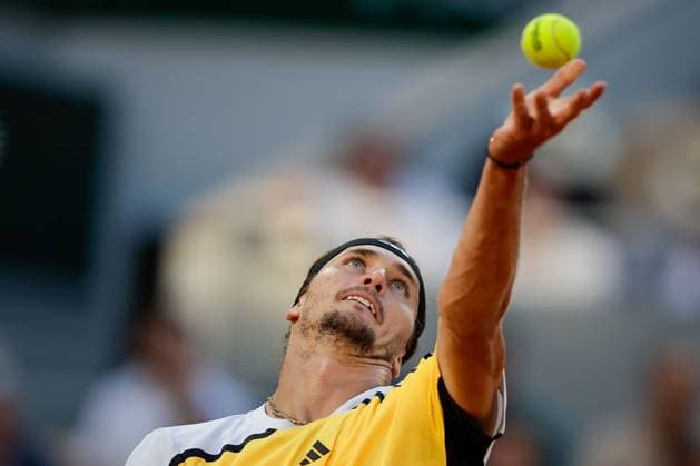 07 06 2024, Tennis, French Open 2024 Roland Garros, FRA, Paris, Men™s Singles Court Philippe Chatrier SEMIFINALS Casper Ruud Norway Alexander Zverev Germany picture from left , Alexander Zverev Germany makes a serve Copyright: HMBxMedia AntonioxBorga