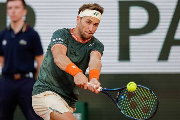 07 06 2024, Tennis, French Open 2024 Roland Garros, FRA, Paris, Men™s Singles Court Philippe Chatrier SEMIFINALS Casper Ruud Norway Alexander Zverev Germany picture from left , Casper Ruud Norway plays a backhand Copyright: HMBxMedia AntonioxBorga