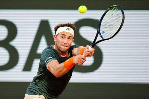 07 06 2024, Tennis, French Open 2024 Roland Garros, FRA, Paris, Men™s Singles Court Philippe Chatrier SEMIFINALS Casper Ruud Norway Alexander Zverev Germany picture from left , Casper Ruud Norway plays a backhand Copyright: HMBxMedia AntonioxBorga
