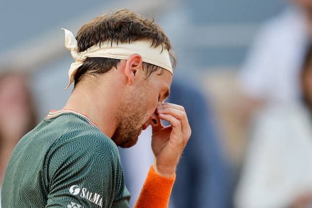 07 06 2024, Tennis, French Open 2024 Roland Garros, FRA, Paris, Men™s Singles Court Philippe Chatrier SEMIFINALS Casper Ruud Norway Alexander Zverev Germany Bild v li , Casper Ruud Norway enttaeuscht, enttaeuscht Blickend, dissapointed, traurig, frustiert, frust, gefrustet Copyright: HMBxMedia AntonioxBorga