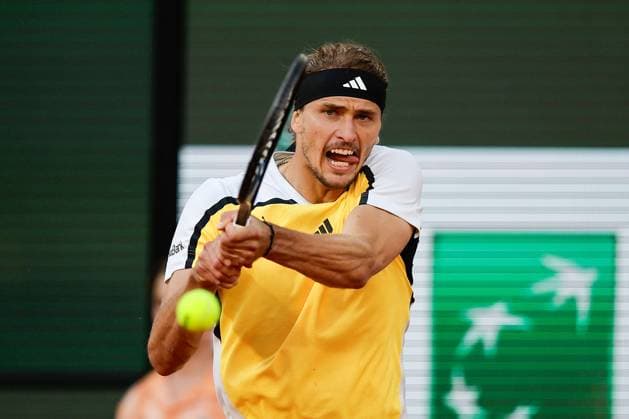 07 06 2024, Tennis, French Open 2024 Roland Garros, FRA, Paris, Men™s Singles Court Philippe Chatrier SEMIFINALS Casper Ruud Norway Alexander Zverev Germany Picture from left , Alexander Zverev Germany plays a backhand Copyright: HMBxMedia AntonioxBorga