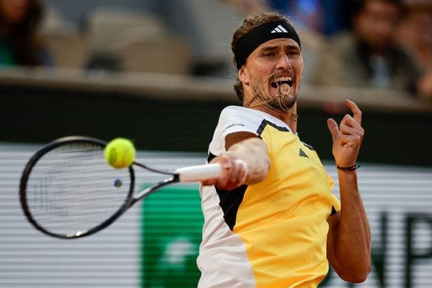 07 06 2024, Tennis, French Open 2024 Roland Garros, FRA, Paris, Men™s Singles Court Philippe Chatrier SEMIFINALS Casper Ruud Norway Alexander Zverev Germany Picture from left , Alexander Zverev Germany plays a forehand Copyright: HMBxMedia AntonioxBorga