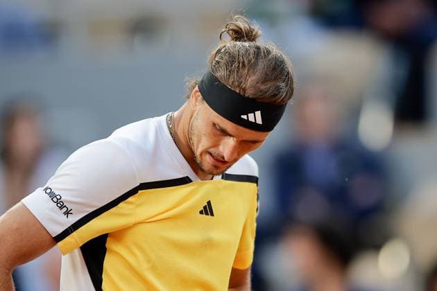 07 06 2024, Tennis, French Open 2024 Roland Garros, FRA, Paris, Men™s Singles Court Philippe Chatrier SEMIFINALS Casper Ruud Norway Alexander Zverev Germany picture from left , Alexander Zverev Germany disappointed, disappointed looking, dissapointed, sad, frustrated, frustrated, frustrated Copyright: HMBxMedia AntonioxBorga