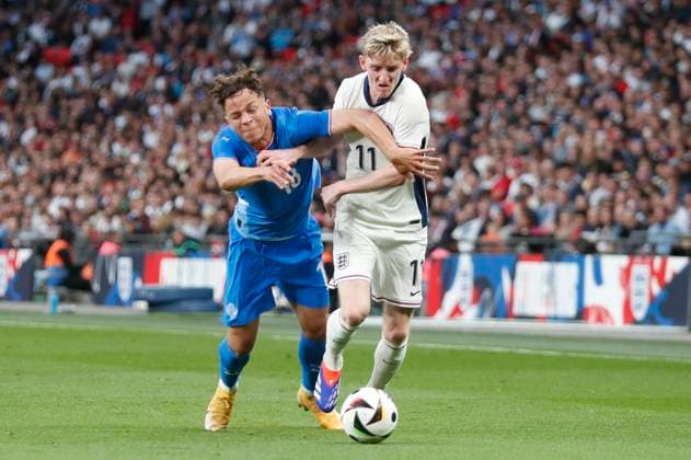 England v Iceland International Friendly, Länderspiel, Nationalmannschaft Mikael Anderson of Iceland and Anthony Gordon of England in action during the International Friendly match at Wembley Stadium, London Copyright: xPaulxChestertonx FIL-20212-0016 UK Newspapers OUT