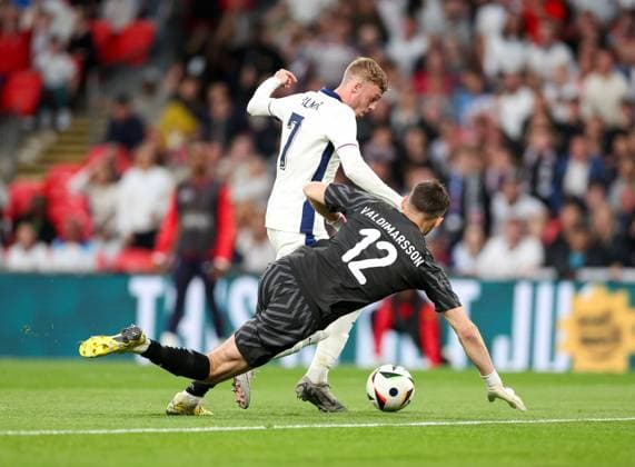 Cole Palmer of England goes past Iceland goalkeeper Hakon Valdimarsson but cannot get a shot at goal England v Iceland, International Friendly, Länderspiel, Nationalmannschaft Wembley Stadium, London, UK - 07 06 2024  Copyright: xMattxImpey Shutterstockx 14528702u