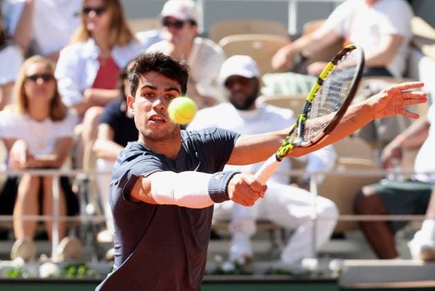 Carlos Alcaraz of Spain plays against Jannik Sinner of Italy during their semi-final match at the French Tennis Open in Roland Garros in Paris, France, on Friday, June 7, 2024. Alcaraz won 2-6, 6-3, 3-6, 6-4, 6-3 and qualified for the final.  PAR20240607113 MAYAxVIDON-WHITE