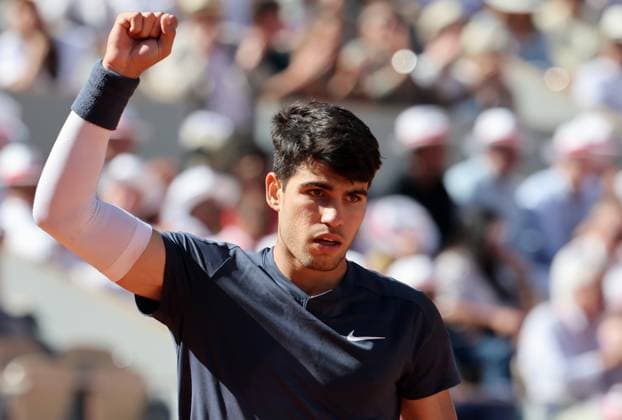 Carlos Alcaraz of Spain plays against Jannik Sinner of Italy during their semi-final match at the French Tennis Open in Roland Garros in Paris, France, on Friday, June 7, 2024. Alcaraz won 2-6, 6-3, 3-6, 6-4, 6-3 and qualified for the final.  PAR20240607119 MAYAxVIDON-WHITE