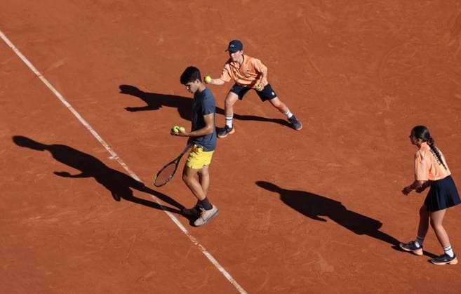 Carlos Alcaraz of Spain plays against Jannik Sinner of Italy during their semi-final match at the French Tennis Open in Roland Garros in Paris, France, on Friday, June 7, 2024. Alcaraz won 2-6, 6-3, 3-6, 6-4, 6-3 and qualified for the final.  PAR20240607124 MAYAxVIDON-WHITE