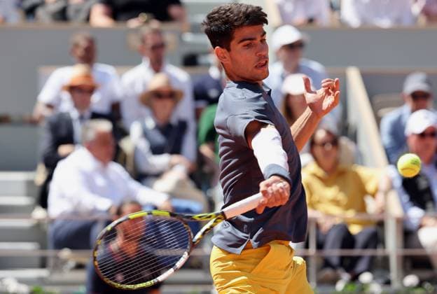 Carlos Alcaraz of Spain plays against Jannik Sinner of Italy during their semi-final match at the French Tennis Open in Roland Garros in Paris, France, on Friday, June 7, 2024. Alcaraz won 2-6, 6-3, 3-6, 6-4, 6-3 and qualified for the final.  PAR20240607104 MAYAxVIDON-WHITE