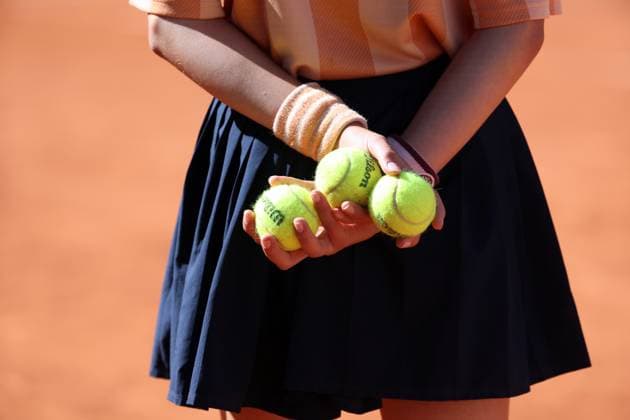 Sport Bilder des Tages A ball girl hold tennis balls during the semi-final match between Carlos Alcaraz of Spain and Jannik Sinner of Italy at the French Tennis Open in Roland Garros in Paris, France, on Friday, June 7, 2024. Alcaraz won 2-6, 6-3, 3-6, 6-4, 6-3 and qualified for the final.  PAR20240607121 MAYAxVIDON-WHITE