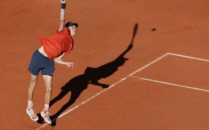 Jannik Sinner of Italy plays against Carlos Alcaraz of Spain plays during their semi-final match at the French Tennis Open in Roland Garros in Paris, France, on Friday, June 7, 2024. Alcaraz won 2-6, 6-3, 3-6, 6-4, 6-3 and qualified for the final.  PAR20240607126 MAYAxVIDON-WHITE