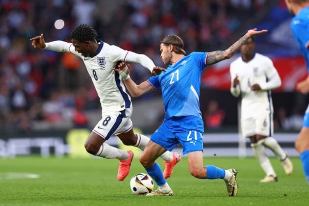 England - Island 07. Juni 2024, London Internationales Freundschaftsspiel Fußball England - Island Kobbie Mainoo (England) wird von Arnor Ingvi Traustason (Island) vom Platz gestellt Foto Jacques Feeney Abseits London UK  Copyright: xJacquesxFeeneyx xOffsidexOffside