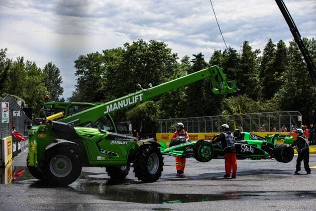 marshall, commissaire de piste, marshal, marshalls, marshals 24 ZHOU Guanyu (chi), Stake F1 Team Kick Sauber C44, action crash, accident, during the Formula 1 AWS Grand Prix du Canada 2024, 9th round of the 2024 Formula One World Championship, WM, Weltmeisterschaft from June 07 to 09, 2024 on the Circuit Gilles Villeneuve, in Montrà al, Canada - F1 - CANADIAN GRAND PRIX 2024 DPPI Panoramic 240607_R09_CANADA_DP_XB5_9943