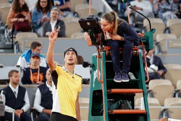 Alexander Zverev GER discusses with chair umpire Marijana Veljovic, semi-final, Semi Final Tennis French Open 2024 Roland Garros Paris France 7 June 2024 Copyright: xJuergenxHasenkopfx