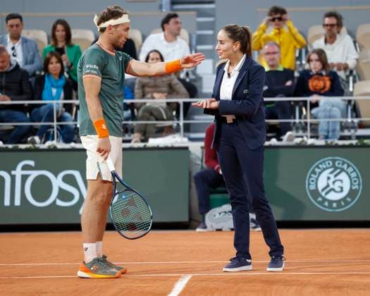 Casper Ruud discusses a ball impression with umpire Marijana Veljovic, Semi Final, Semi Final Tennis French Open 2024 Roland Garros Paris France June 7, 2024 Copyright: xJuergenxHasenkopfx