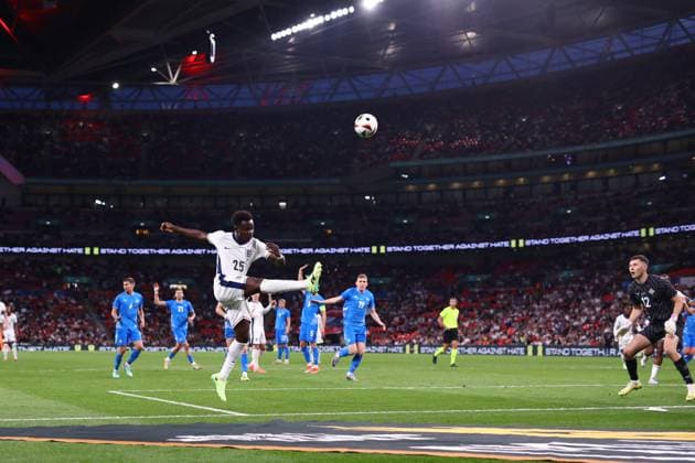 England gegen Island 07. Juni 2024, London Internationales Freundschaftsspiel Fußball England gegen Island Bukayo Saka von England spielt eine Flanke, aber der Ball steht im Abseits Foto Jacques Feeney Abseits London UK  Copyright: xJacquesxFeeneyx xOffsidexOffside