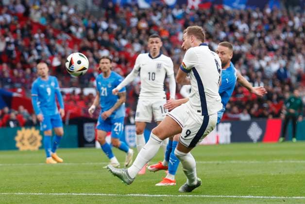 England v Iceland International Friendly, Länderspiel, Nationalmannschaft Harry Kane of England has a shot on goal during the International Friendly match at Wembley Stadium, London Copyright: xPaulxChestertonx FIL-20212-0074 UK Newspapers OUT