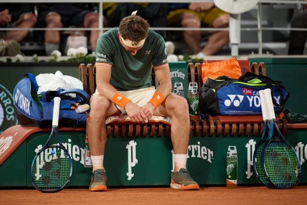 (240608) -- PARIS, June 8, 2024 -- Casper Ruud reacts during the men s singles semifinal match between Alexander Zverev of Germany and Casper Ruud of Norway at the French Open tennis tournament at Roland Garros, Paris, France, June 7, 2024. ) (SP)FRANCE-PARIS-TENNIS-FRENCH OPEN-MEN S SINGLES MengxDingbo 