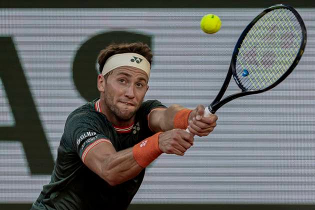 2024 French Open - Day 13 Casper Ruud is returning the ball against Alexander Zverev at Roland Garros Grand Slam Tournament - Day 13 in Paris, France, on June 07, 2024. Paris France  Copyright: xRobertxSzaniszlox originalFilename:szaniszlo-notitle240607_npUXL.jpg
