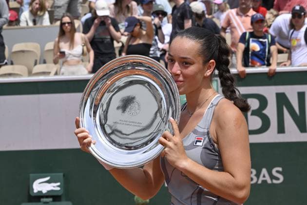 Tennis : Roland Garros 2024 - France - Teresa Valentova -Rrepublique Tceaue - gagne le titre du simple juniors filles Tennis : Roland Garros 2024 - France - 08 06 2024 ChrysleneCaillaud Panoramic 