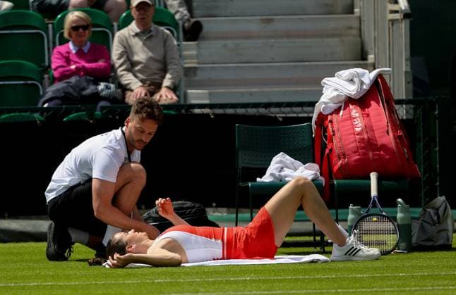 Rothesay Open Nottingham Day One Katy Dunne (GBR) receives treatment from the medical staff for an injury Qualifying Round of the Rothesay Open Nottingham Day One at Lexus Nottingham Tennis Centre, Nottingham Copyright: xAndyxSumnerx FIL-20255-0018 UK Newspapers OUT
