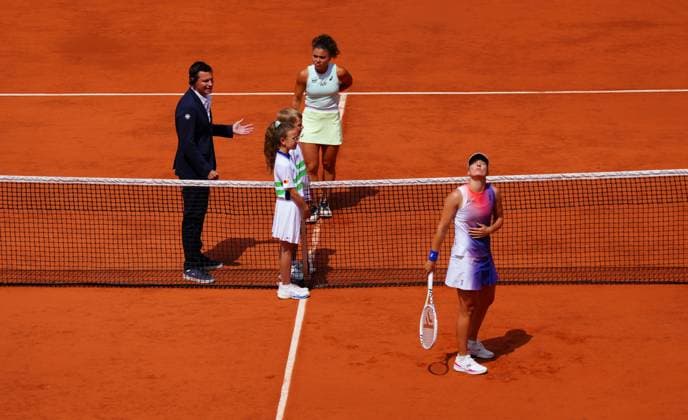 Jasmine Paolini and Iga Swiatek ahead of the final French Open Tennis, Day 14, Tennis, Roland Garros, Paris, France - 08 June 2024  Copyright: xJavierxGarcia Shutterstockx 14523808l