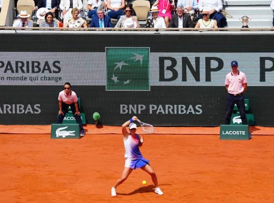 Martina Navratilova and Chris Evert watch Iga Swiatek with FFT President Gilles Moretton alongside the trophy during the Ladies Singles Final French Open Tennis, Day 14, Tennis, Roland Garros, Paris, France - 08 June 2024  Copyright: xJavierxGarcia Shutterstockx 14523808m