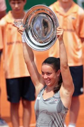 Sport Bilder des Tages 8th June 2024; Roland Garros, Paris, France; 2024 French Open Tennis tournament, Day 14; Tereza Valentova (CZE) lifts the winners plate for Womens Junior Singles Title against Laura Samson (CZE)  ActionPlus12652053 JonxBromley