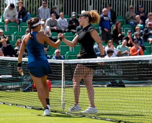 Rothesay Open Nottingham Day One Katarzyna Kawa (POL) shakes hands with Naiktha Bains (GBR) iafter the match in the Qualifying Round of the Rothesay Open Nottingham Day One at Lexus Nottingham Tennis Centre, Nottingham Copyright: xAndyxSumnerx FIL-20255-0048 UK Newspapers OUT