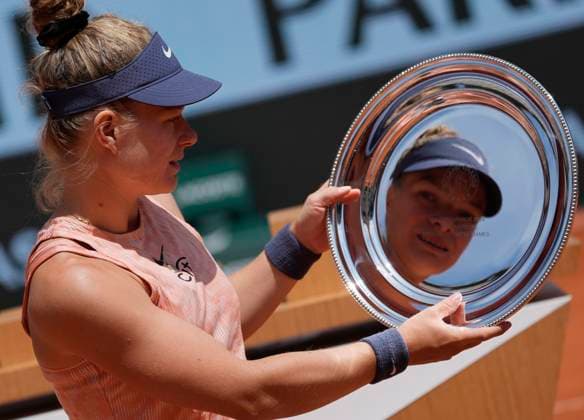 Sport Bilder des Tages (240608) -- PARIS, June 8, 2024 -- Diede De Groot poses with her plate during the awarding ceremony after the Women s Wheelchair Singles Final between Zhu Zhenzhen of China and Diede De Groot of the Netherlands at the French Open tennis tournament at Roland Garros in Paris, France, June 8, 2024. ) (SP)FRANCE-PARIS-TENNIS-FRENCH OPEN-WOMEN S WHEELCHAIR SINGLES GaoxJing 