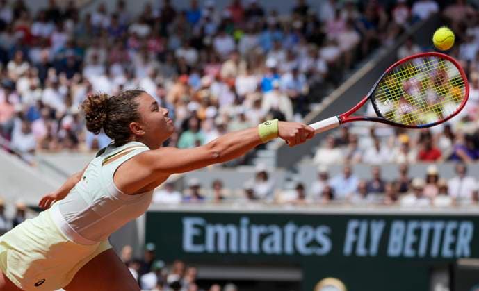 (240608) -- PARIS, June 8, 2024 -- Jasmine Paolini competes during the women s singles final match between Iga Swiatek of Poland and Jasmine Paolini of Italy at the French Open tennis tournament at Roland Garros, Paris, France, June 8, 2024. ) (SP)FRANCE-PARIS-TENNIS-FRENCH OPEN-WOMEN S SINGLES GaoxJing 