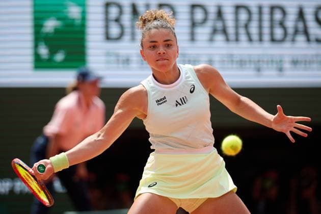 (240608) -- PARIS, June 8, 2024 -- Jasmine Paolini hits a return during the women s singles final match between Iga Swiatek of Poland and Jasmine Paolini of Italy at the French Open tennis tournament at Roland Garros, Paris, France, June 8, 2024. ) (SP)FRANCE-PARIS-TENNIS-FRENCH OPEN-WOMEN S SINGLES MengxDingbo 