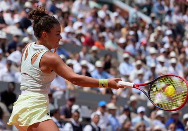 (240608) -- PARIS, June 8, 2024 -- Jasmine Paolini hits a return during the women s singles final match between Iga Swiatek of Poland and Jasmine Paolini of Italy at the French Open tennis tournament at Roland Garros, Paris, France, June 8, 2024. ) (SP)FRANCE-PARIS-TENNIS-FRENCH OPEN-WOMEN S SINGLES GaoxJing 