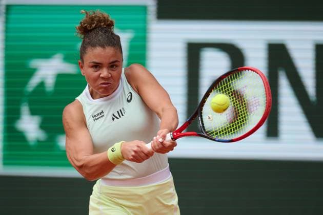 (240608) -- PARIS, June 8, 2024 -- Jasmine Paolini hits a return during the women s singles final match between Iga Swiatek of Poland and Jasmine Paolini of Italy at the French Open tennis tournament at Roland Garros, Paris, France, June 8, 2024. ) (SP)FRANCE-PARIS-TENNIS-FRENCH OPEN-WOMEN S SINGLES MengxDingbo 