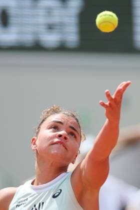 (240608) -- PARIS, June 8, 2024 -- Jasmine Paolini serves during the women s singles final match between Iga Swiatek of Poland and Jasmine Paolini of Italy at the French Open tennis tournament at Roland Garros, Paris, France, June 8, 2024. ) (SP)FRANCE-PARIS-TENNIS-FRENCH OPEN-WOMEN S SINGLES MengxDingbo 