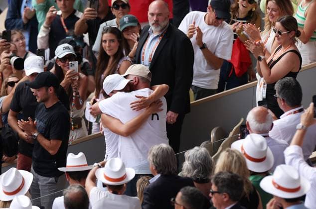 (240608) -- PARIS, June 8, 2024 -- Iga Swiatek (C, L) celebrates after winning the women s singles final match between Iga Swiatek of Poland and Jasmine Paolini of Italy at the French Open tennis tournament at Roland Garros, Paris, France, June 8, 2024. ) (SP)FRANCE-PARIS-TENNIS-FRENCH OPEN-WOMEN S SINGLES GaoxJing 