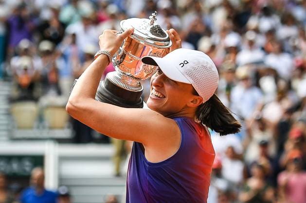 June 8, 2024, Paris, France, France: Iga SWIATEK of Poland celebrates his victory with the trophy during the fourteenth day of Roland-Garros 2024, French Open 2024, Grand Slam tennis tournament at the Roland-Garros Stadium on June 08, 2024 in Paris, France. Paris France - ZUMAm308 20240608_zsp_m308_002 Copyright: xMatthieuxMirvillex