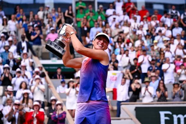 Iga Swiatek ( POL ) celebrates her match victory with the trophy during the 2024 French Open at Roland Garros on June 8, 2024 in Paris, France. ( Photo by federico pestellini panoramic ) - TENNIS : Roland Garros 2024 - Internationaux de France - 08 06 2024 FedericoPestellini Panoramic 