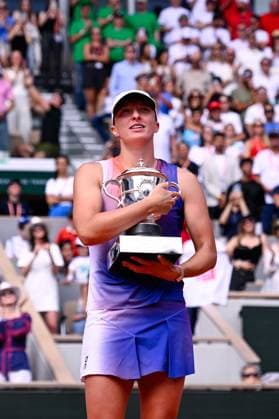 Iga Swiatek ( POL ) celebrates her match victory with the trophy during the 2024 French Open at Roland Garros on June 8, 2024 in Paris, France. ( Photo by federico pestellini panoramic ) - TENNIS : Roland Garros 2024 - Internationaux de France - 08 06 2024 FedericoPestellini Panoramic 