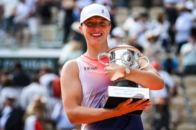 June 8, 2024, Paris, France, France: Iga SWIATEK of Poland celebrates his victory with the trophy during the fourteenth day of Roland-Garros 2024, French Open 2024, Grand Slam tennis tournament at the Roland-Garros Stadium on June 08, 2024 in Paris, France. Paris France - ZUMAm308 20240608_zsp_m308_004 Copyright: xMatthieuxMirvillex