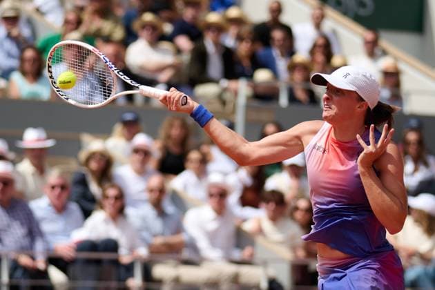 (240608) -- PARIS, June 8, 2024 -- Iga Swiatek hits a return during the women s singles final match between Iga Swiatek of Poland and Jasmine Paolini of Italy at the French Open tennis tournament at Roland Garros, Paris, France, June 8, 2024. ) (SP)FRANCE-PARIS-TENNIS-FRENCH OPEN-WOMEN S SINGLES MengxDingbo 