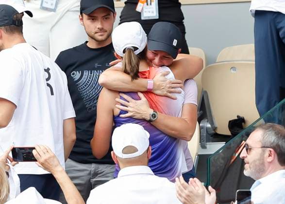 Iga Swiatek POL in the players box after the victory, hugging sports psychologist Daria Abramowicz, jubilation, joy, emotion, final, final match Copyright: xJuergenxHasenkopfx