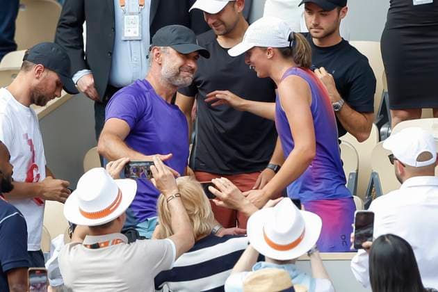 Iga Swiatek POL in the players box after the victory, hugging her coach Tomasz Wiktorowski ,jubilation, joy, emotion, final, final match Copyright: xJuergenxHasenkopfx