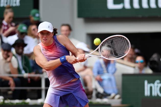 (240608) -- PARIS, June 8, 2024 -- Iga Swiatek hits a return during the women s singles final match between Iga Swiatek of Poland and Jasmine Paolini of Italy at the French Open tennis tournament at Roland Garros, Paris, France, June 8, 2024. ) (SP)FRANCE-PARIS-TENNIS-FRENCH OPEN-WOMEN S SINGLES MengxDingbo 